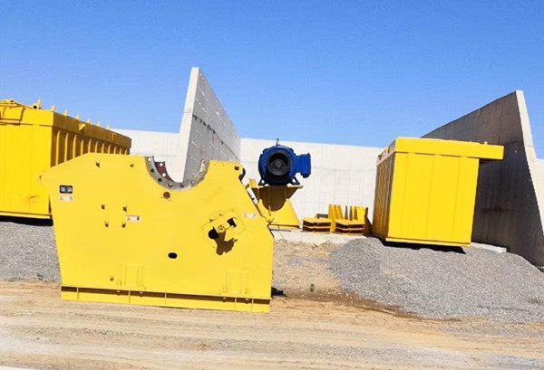 遼寧客戶購(gòu)買的砂石生產(chǎn)線設(shè)備正在安裝定位